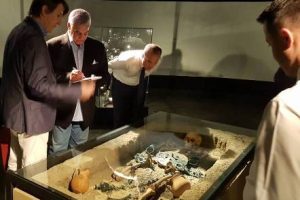 Read more about the article Захи Хавас во посета на Археолошкиот музеј на Македонија