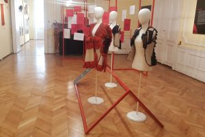 Read more about the article ,,Црвен петел, црна кокошка” од денес гостува во Етнографскиот музеј во Софија, Бугарија