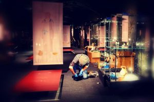 Read more about the article Подготовки за отворањето на изложбата ,,Статусни симболи кај пајонските заедници”