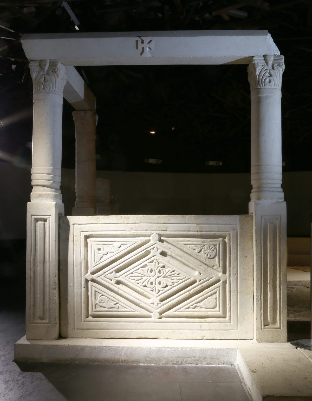 Read more about the article Дел од ограда за олтарен простор во ранохристијанска црква – базилика, V/VI век