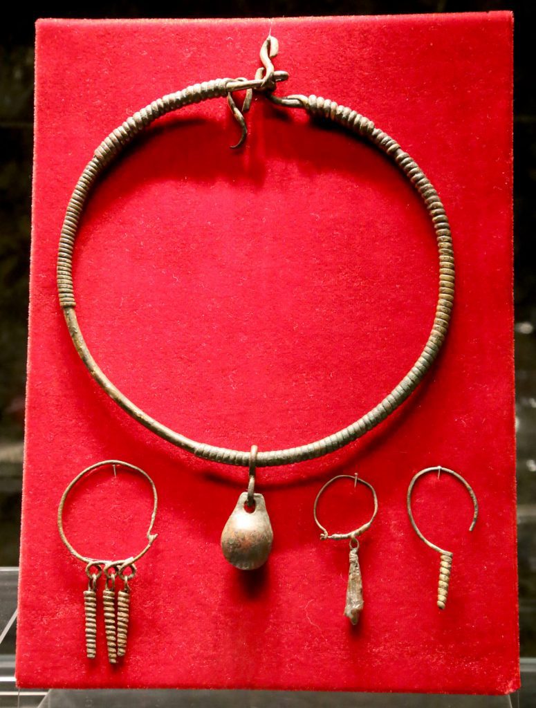 Дел од украс за војник и жена од Комани-Крује културата, VII/VIII век