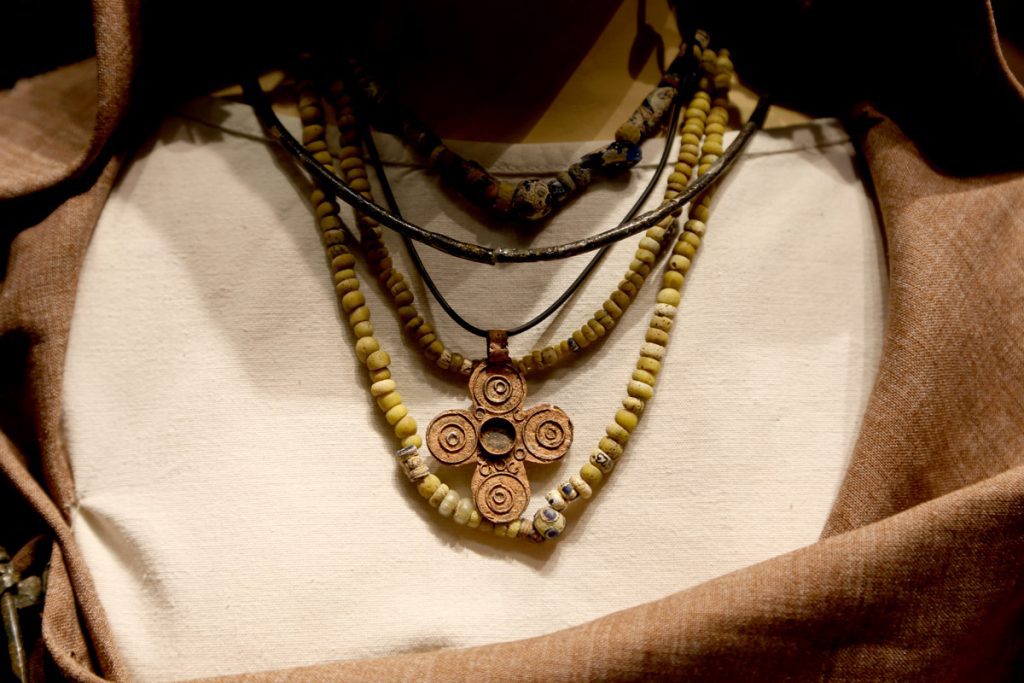 Дел од украс за жена, ран среден век, VII/VIII век