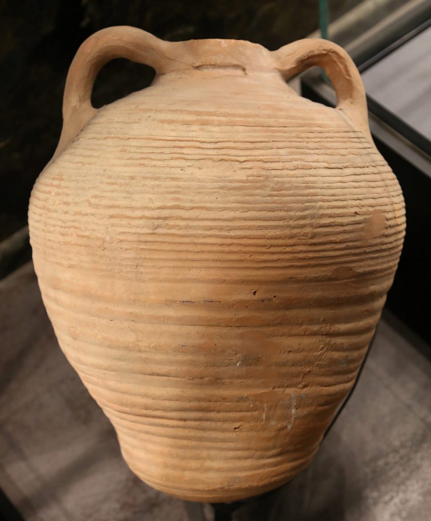 Керамички сад - амфора, IX/X век