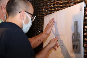 Read more about the article Десет експонати преку тактилни слики со Брајово писмо дел од изложбениот простор на Археолошкиот музеј